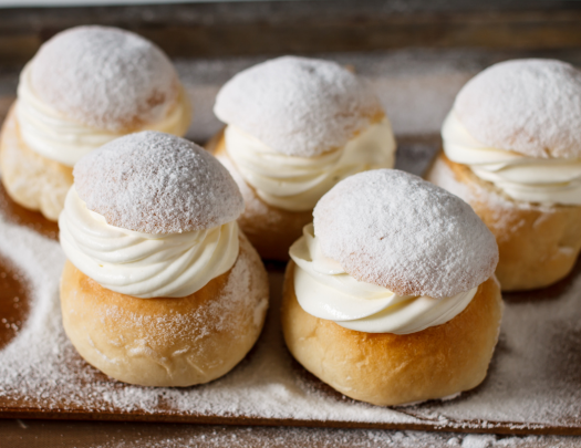 Samling glutenfria semlor på fat